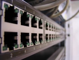 Netwerkswitch met datapoorten en aangesloten kabels