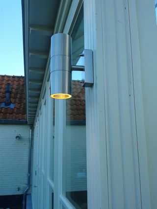 Buitenwandlamp aan de gevel van de aanbouw