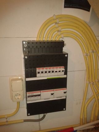 Nieuwe groepenkast met aardlekschakelaars en aangesloten leidingen