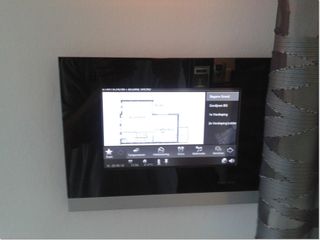 KNX-touchscreen aan de wand met een plattegrond van de woning