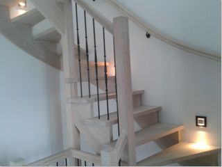 Trap met verlichting in de wand bij de treden