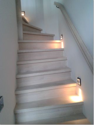Trap met traptredeverlichting in de wand