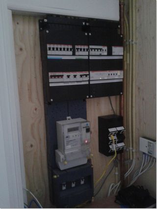 Meterkast met groepenkast, energiemeter en data-aansluitingen